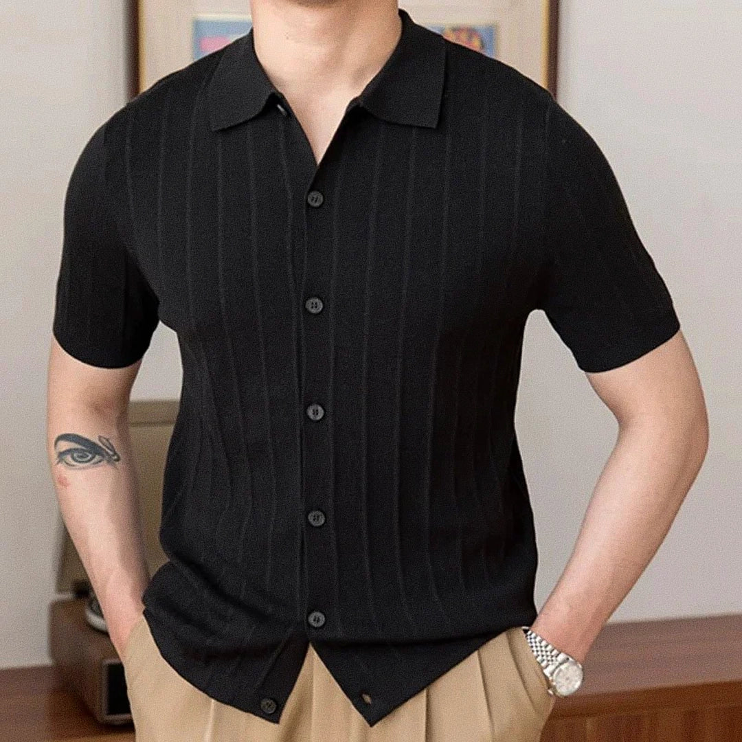 Camisa Polo Masculina Romenzi Burgos RZ612 em detalhe, polo elegante em tecido premium que oferece conforto, durabilidade e estilo sofisticado.