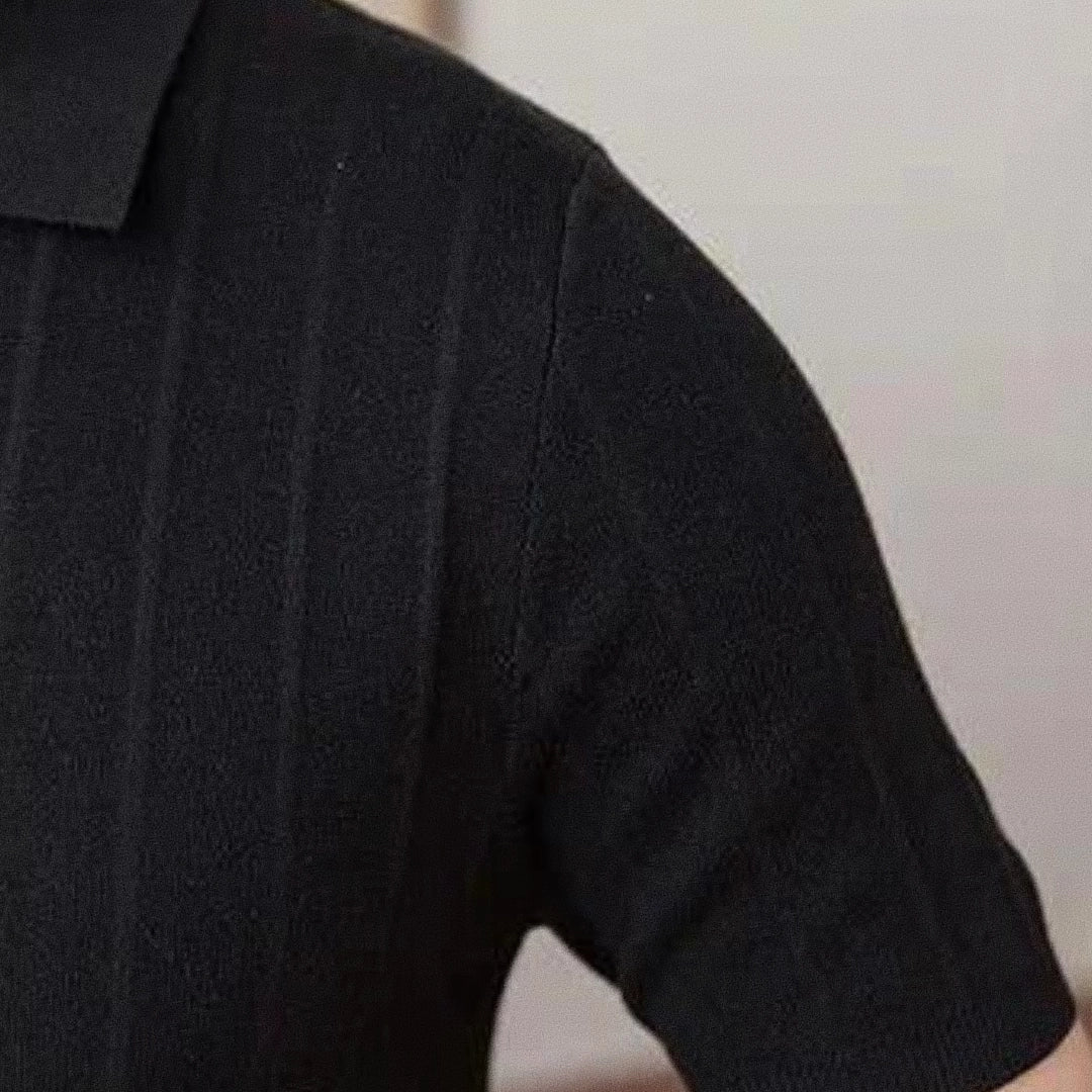 Camisa Polo Masculina Romenzi Burgos RZ612 em detalhe, polo elegante em tecido premium que oferece conforto, durabilidade e estilo sofisticado.