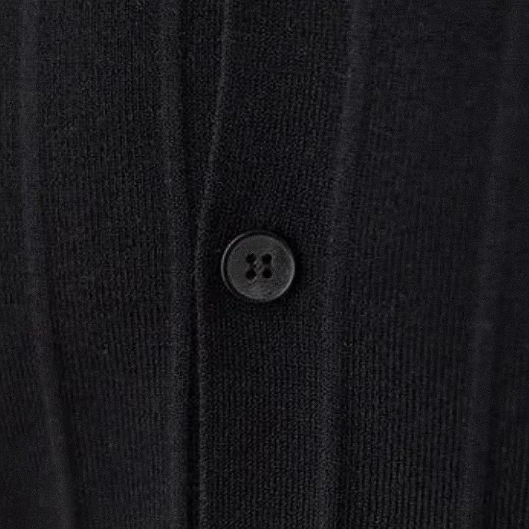 Camisa Polo Masculina Romenzi Burgos RZ612 em detalhe, polo elegante em tecido premium que oferece conforto, durabilidade e estilo sofisticado.
