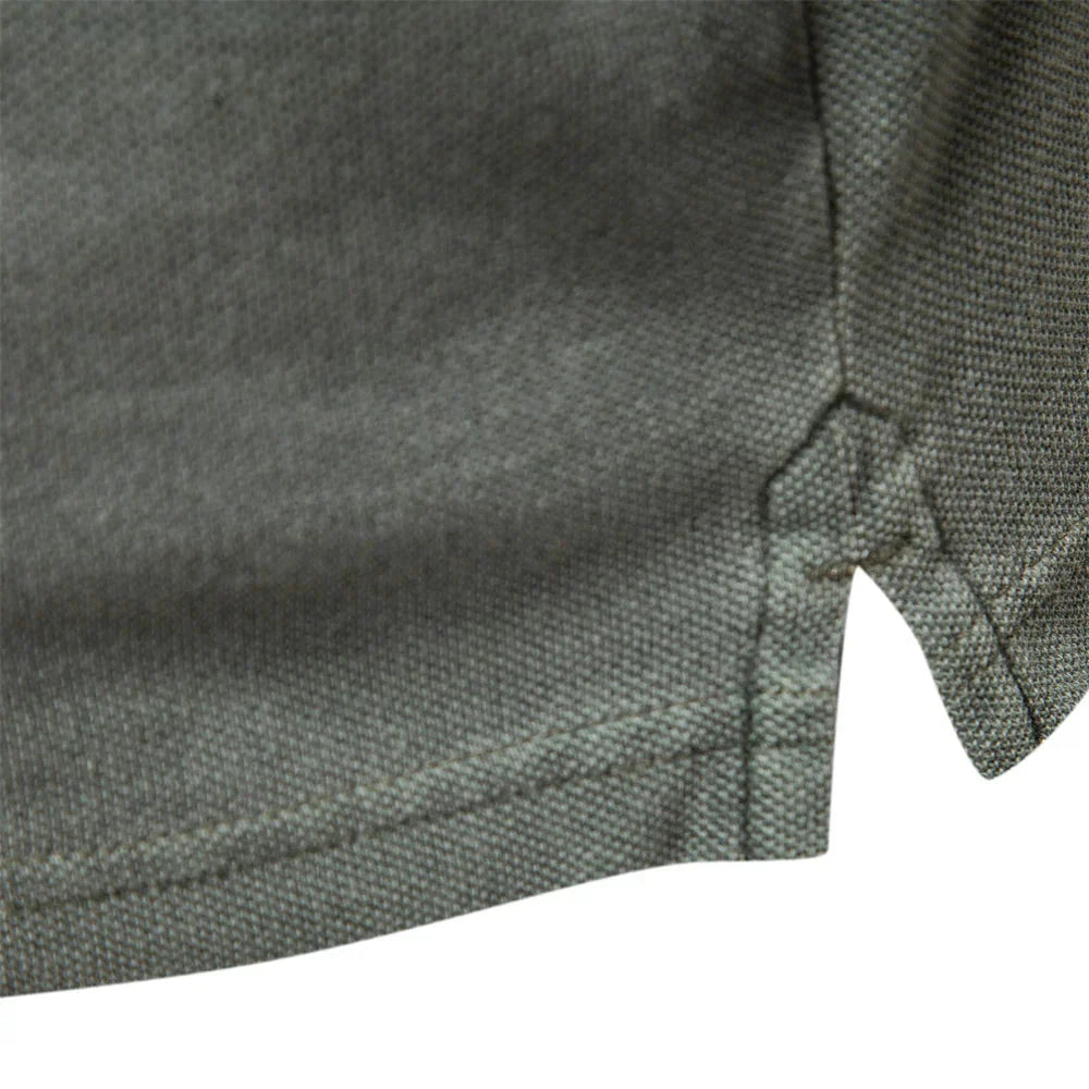 Camisa Polo Masculina Romenzi Executiva RZ606 em detalhe, polo sofisticada em materiais de alta qualidade que oferece conforto, elegância e durabilidade.