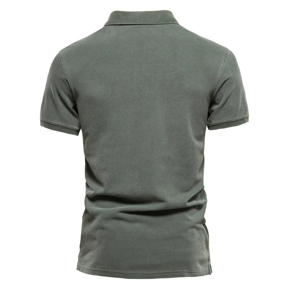 Camisa Polo Masculina Romenzi Executiva RZ606 em detalhe, polo sofisticada em materiais de alta qualidade que oferece conforto, elegância e durabilidade.