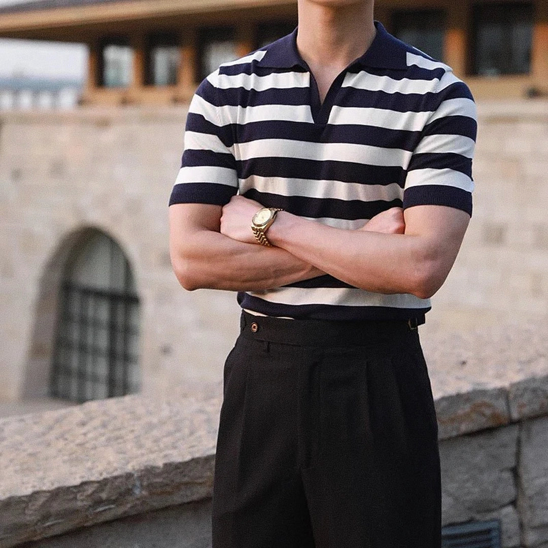 Camisa Polo Masculina Romenzi Ferrol RZ617 em detalhe, polo elegante em materiais de alta qualidade que oferece conforto, caimento impecável e estilo atemporal.