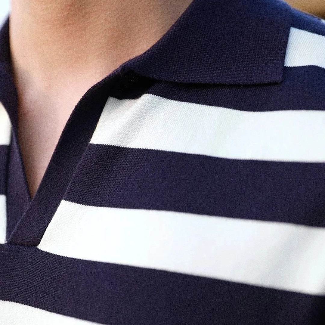 Camisa Polo Masculina Romenzi Ferrol RZ617 em detalhe, polo elegante em materiais de alta qualidade que oferece conforto, caimento impecável e estilo atemporal.