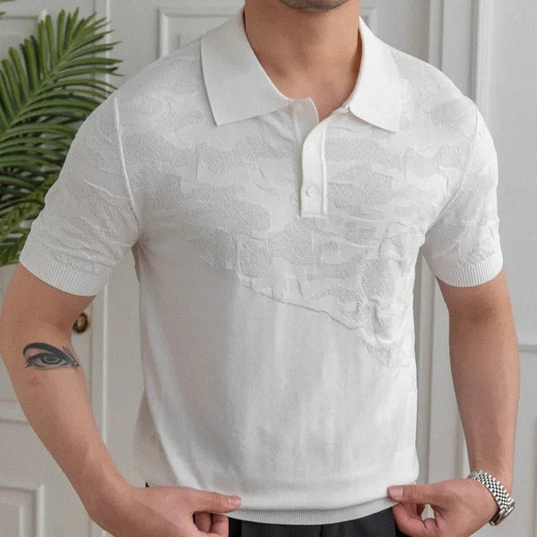 Camisa Polo Masculina Romenzi Girona RZ618 em detalhe, modelo elegante com design atemporal que oferece caimento perfeito, conforto e sofisticação.