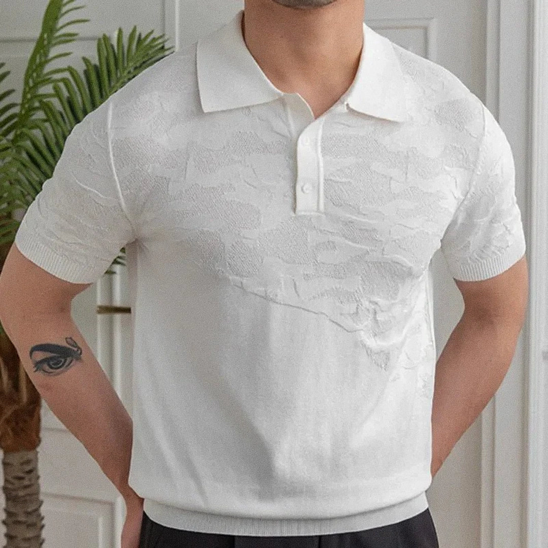 Camisa Polo Masculina Romenzi Girona RZ618 em detalhe, modelo elegante com design atemporal que oferece caimento perfeito, conforto e sofisticação.