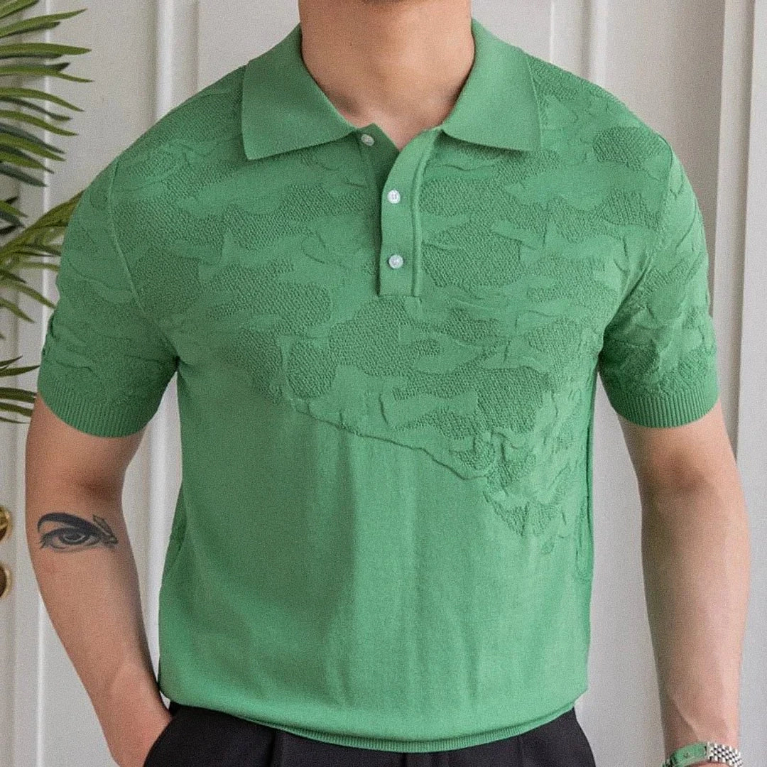 Camisa Polo Masculina Romenzi Girona RZ618 em detalhe, modelo elegante com design atemporal que oferece caimento perfeito, conforto e sofisticação.