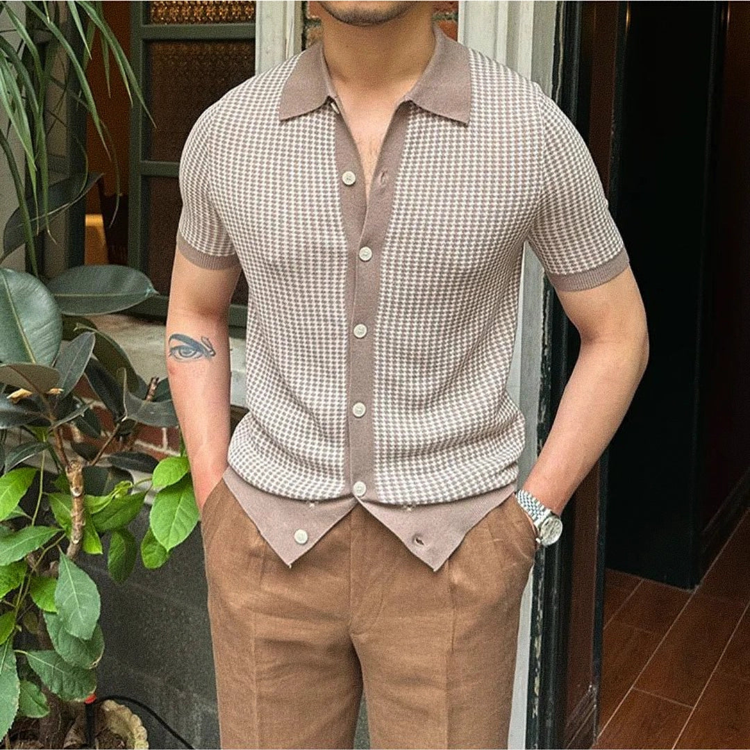 Camisa Polo Masculina Romenzi Ibiza RZ619 em detalhe, polo sofisticada em materiais de alta qualidade que oferece conforto, caimento perfeito e estilo moderno.