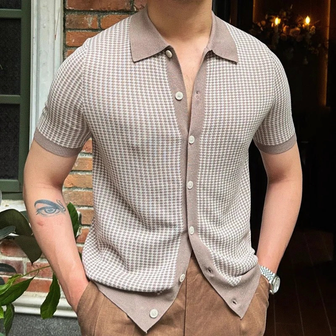 Camisa Polo Masculina Romenzi Ibiza RZ619 em detalhe, polo sofisticada em materiais de alta qualidade que oferece conforto, caimento perfeito e estilo moderno.