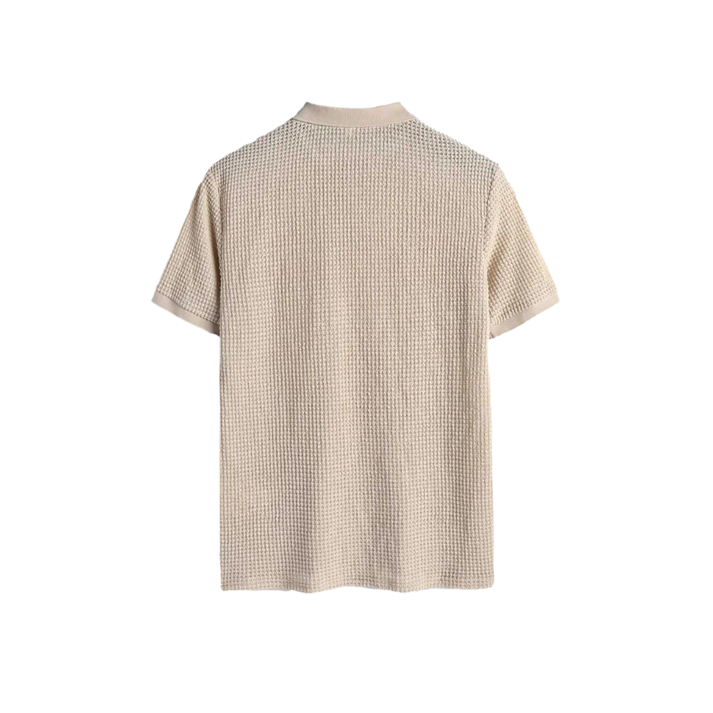 Camisa Polo Masculina Romenzi Malha Leve RZ614 em detalhe, polo leve em malha de alta qualidade que oferece conforto, respirabilidade e estilo sofisticado.