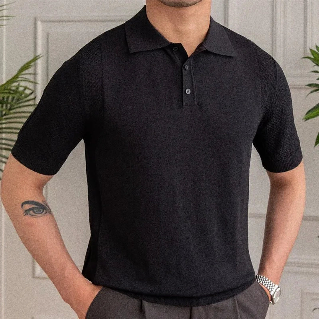 Camisa Polo Masculina Romenzi Marbella RZ621 em detalhe, modelo sofisticado com ajuste perfeito que garante conforto, estilo e elegância em qualquer ocasião.
