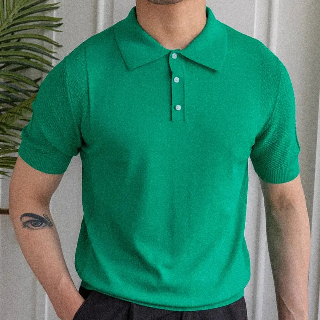 Camisa Polo Masculina Romenzi Marbella RZ621 em detalhe, modelo sofisticado com ajuste perfeito que garante conforto, estilo e elegância em qualquer ocasião.