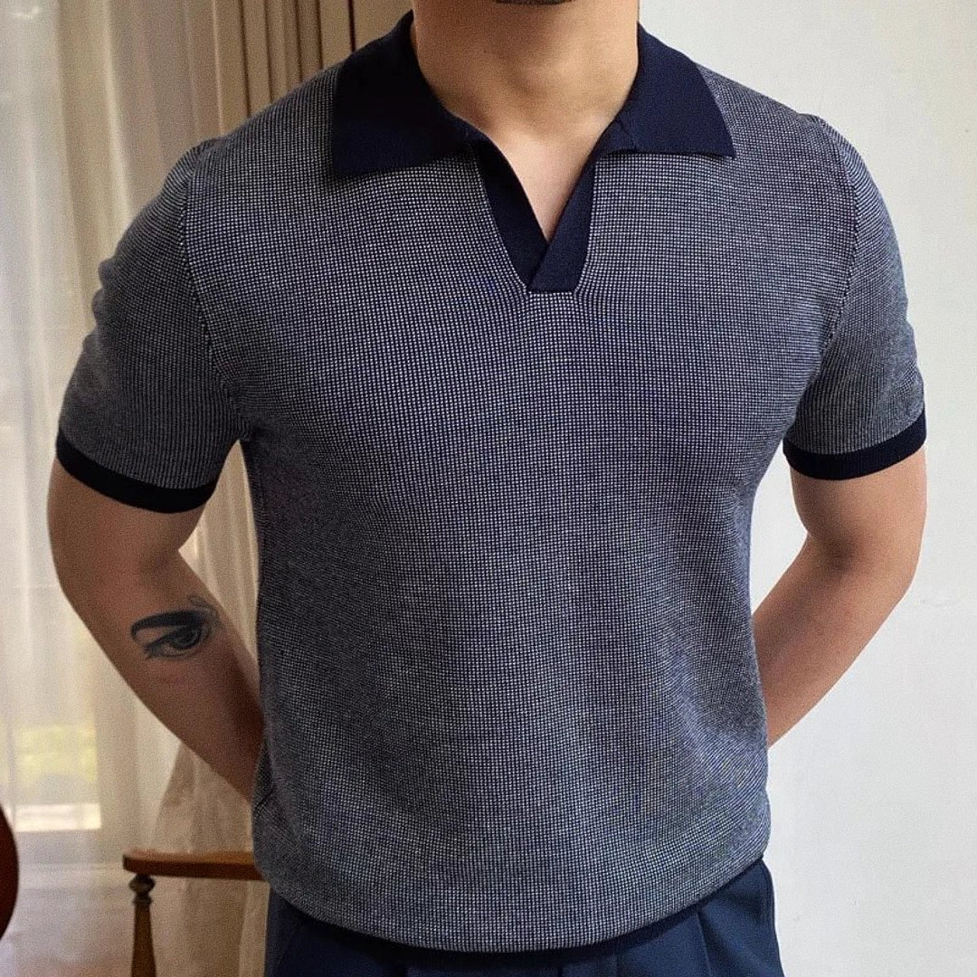 Camisa Polo Masculina Romenzi Mataró RZ622 em detalhe, polo sofisticada em materiais de alta qualidade que oferece conforto, caimento perfeito e estilo elegante.