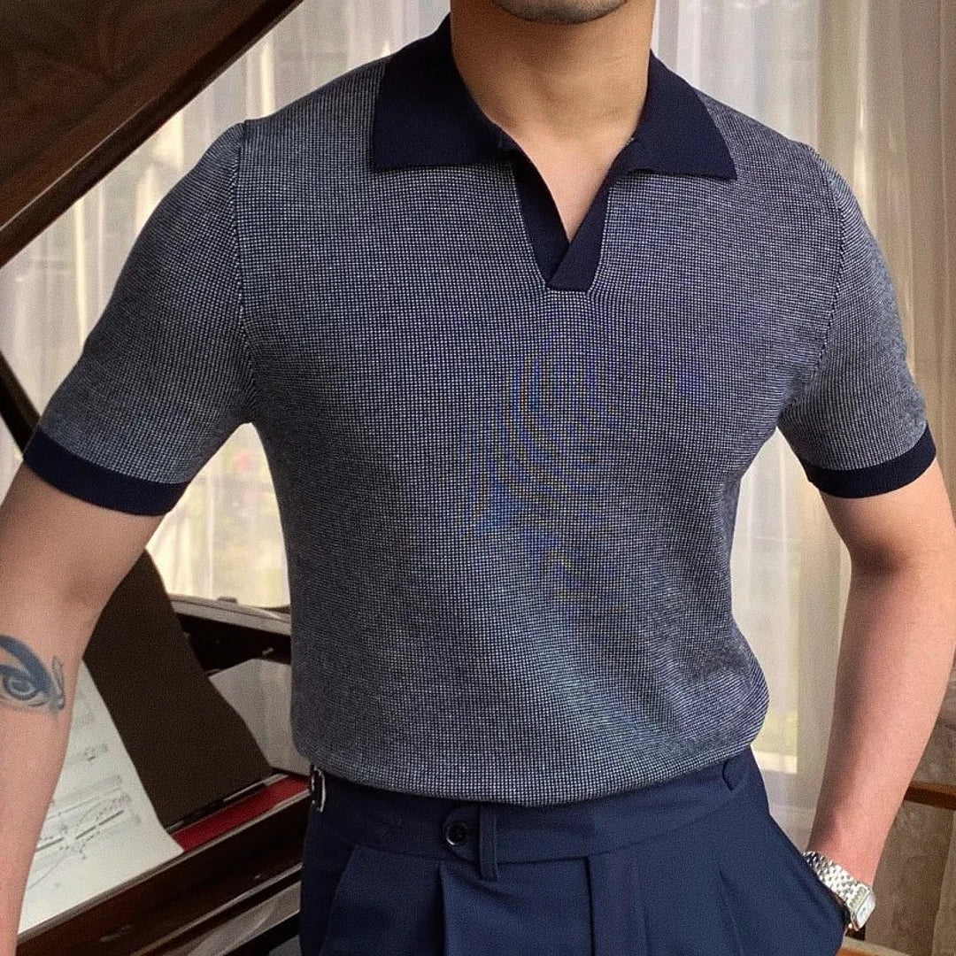 Camisa Polo Masculina Romenzi Mataró RZ622 em detalhe, polo sofisticada em materiais de alta qualidade que oferece conforto, caimento perfeito e estilo elegante.