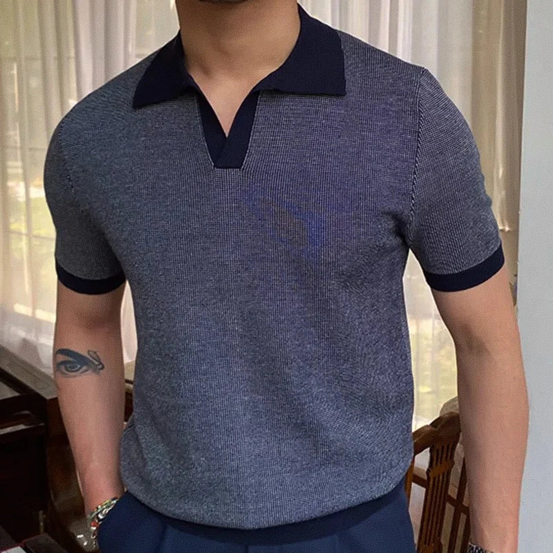 Camisa Polo Masculina Romenzi Mataró RZ622 em detalhe, polo sofisticada em materiais de alta qualidade que oferece conforto, caimento perfeito e estilo elegante.