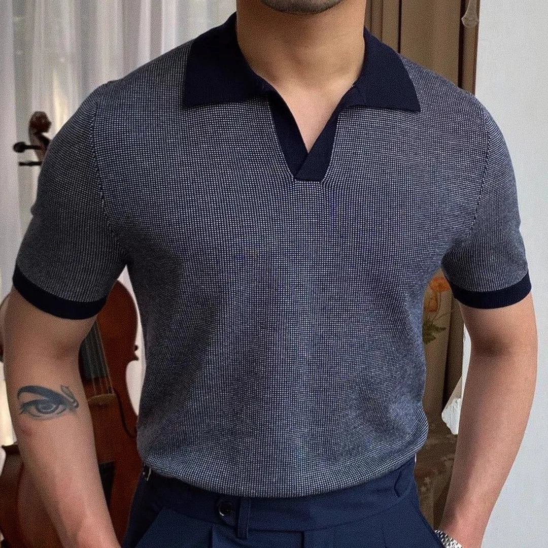 Camisa Polo Masculina Romenzi Mataró RZ622 em detalhe, polo sofisticada em materiais de alta qualidade que oferece conforto, caimento perfeito e estilo elegante.