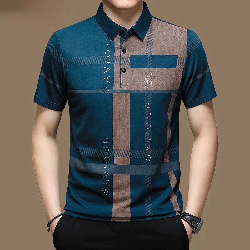 Camisa Polo Masculina Romenzi Medeiros RZ636 em detalhe, peça sofisticada em algodão e poliéster que oferece respirabilidade, conforto e estilo moderno.