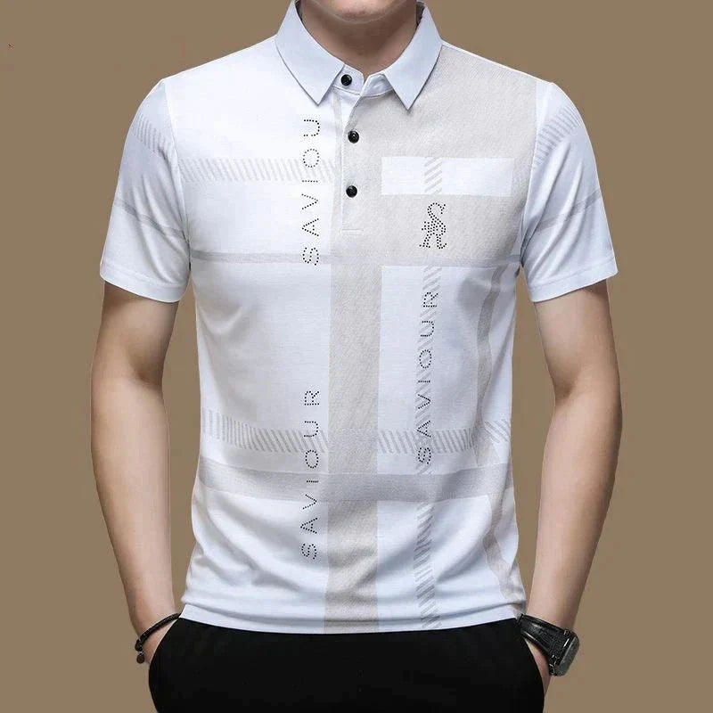 Camisa Polo Masculina Romenzi Medeiros RZ636 em detalhe, peça sofisticada em algodão e poliéster que oferece respirabilidade, conforto e estilo moderno.