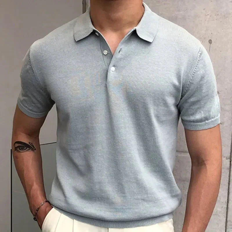 Camisa Polo Masculina Romenzi Pamplona RZ626 em detalhe, polo clássica em materiais de alta qualidade que oferece conforto, durabilidade e sofisticação.