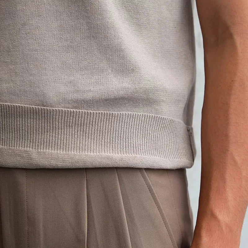 Camisa Polo Masculina Romenzi Pamplona RZ626 em detalhe, polo clássica em materiais de alta qualidade que oferece conforto, durabilidade e sofisticação.