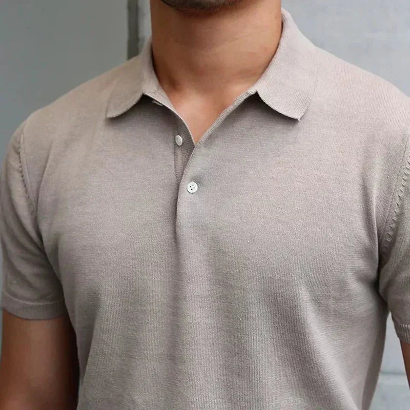 Camisa Polo Masculina Romenzi Pamplona RZ626 em detalhe, polo clássica em materiais de alta qualidade que oferece conforto, durabilidade e sofisticação.