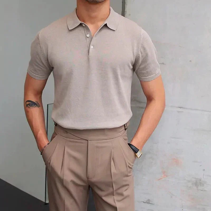 Camisa Polo Masculina Romenzi Pamplona RZ626 em detalhe, polo clássica em materiais de alta qualidade que oferece conforto, durabilidade e sofisticação.