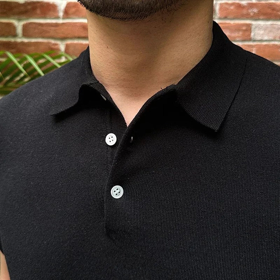Camisa Polo Masculina Romenzi Sabadell RZ629 em detalhe, peça sofisticada com caimento perfeito que oferece conforto, durabilidade e estilo elegante.