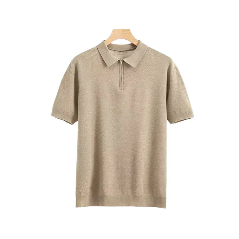 Camisa polo com zíper, silhueta contemporânea e elegante, ideal para trabalho e lazer. Sofisticação e discrição para uma aparência impecável.