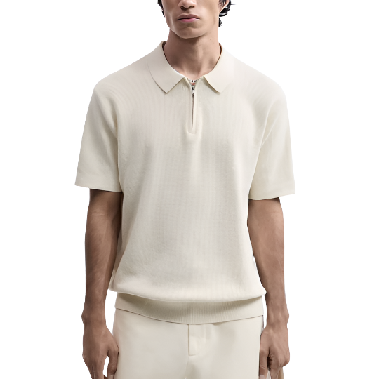 Camisa Polo Masculina Romenzi Santorini RZ630 em detalhe, polo sofisticada em materiais de alta qualidade que oferece conforto, estilo e caimento perfeito.