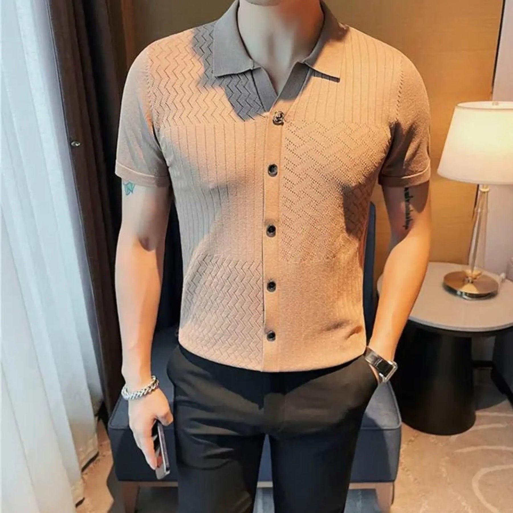 Camisa Polo Masculina Romenzi Vintage RZ633 em destaque, peça em algodão e poliéster que combina estilo clássico, conforto e elegância contemporânea.