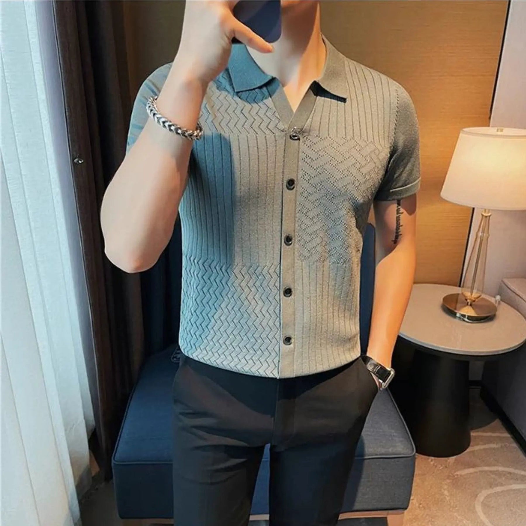 Camisa Polo Masculina Romenzi Vintage RZ633 em destaque, peça em algodão e poliéster que combina estilo clássico, conforto e elegância contemporânea.