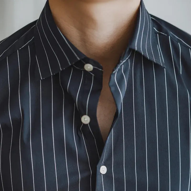 Camisa Social Listrada de Algodão Masculina Romenzi RZ084, slim fit, elegante e confortável, perfeita para o ambiente profissional e social.
