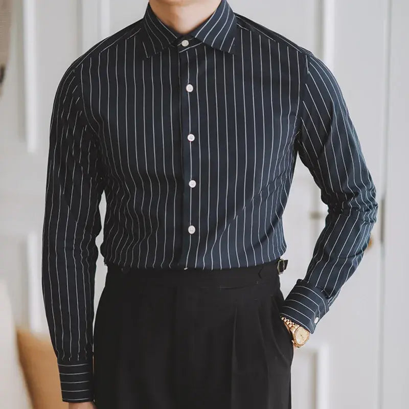 Camisa Social Listrada de Algodão Masculina Romenzi RZ084, slim fit, elegante e confortável, perfeita para o ambiente profissional e social.