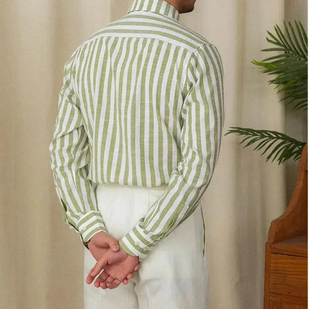 Camisa Social Masculina Listrada Romenzi RZ089, peça sofisticada com tecido de algodão e poliéster, ideal para looks formais e casuais.