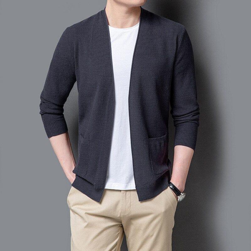 Cardigan Masculino Básico Romenzi RZ639 em detalhe, peça sofisticada em lã fina, viscose e caxemira premium, versátil para ocasiões casuais e sociais.