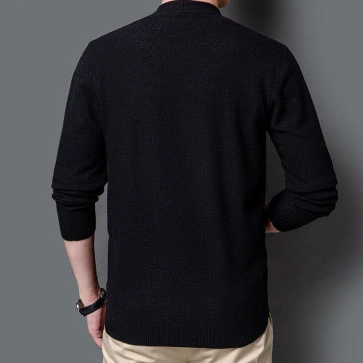 Cardigan Masculino Básico Romenzi RZ639 em detalhe, peça sofisticada em lã fina, viscose e caxemira premium, versátil para ocasiões casuais e sociais.
