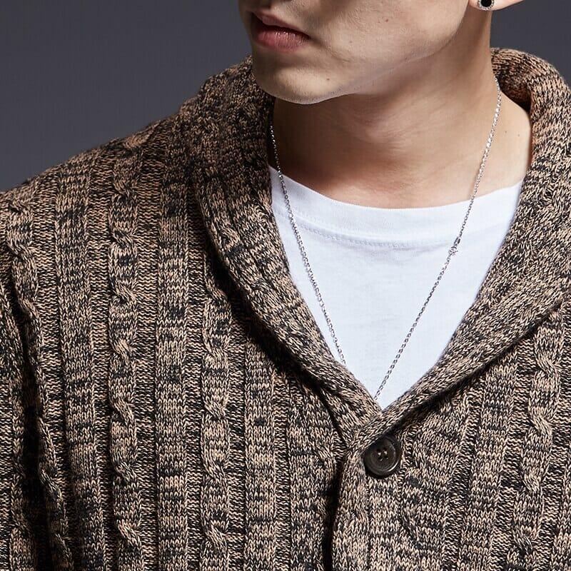 Cardigan Masculino em Algodão Pima Romenzi RZ641 em detalhe, peça elegante e resistente, feita em algodão Pima premium, ideal para looks casuais ou sociais.
