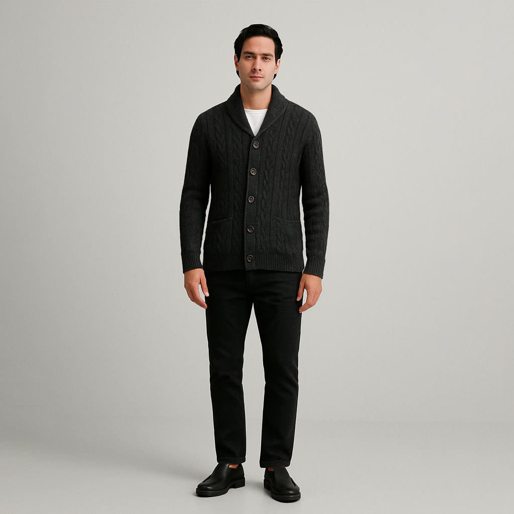 Cardigan Masculino em Algodão Pima Romenzi RZ641 em detalhe, peça elegante e resistente, feita em algodão Pima premium, ideal para looks casuais ou sociais.