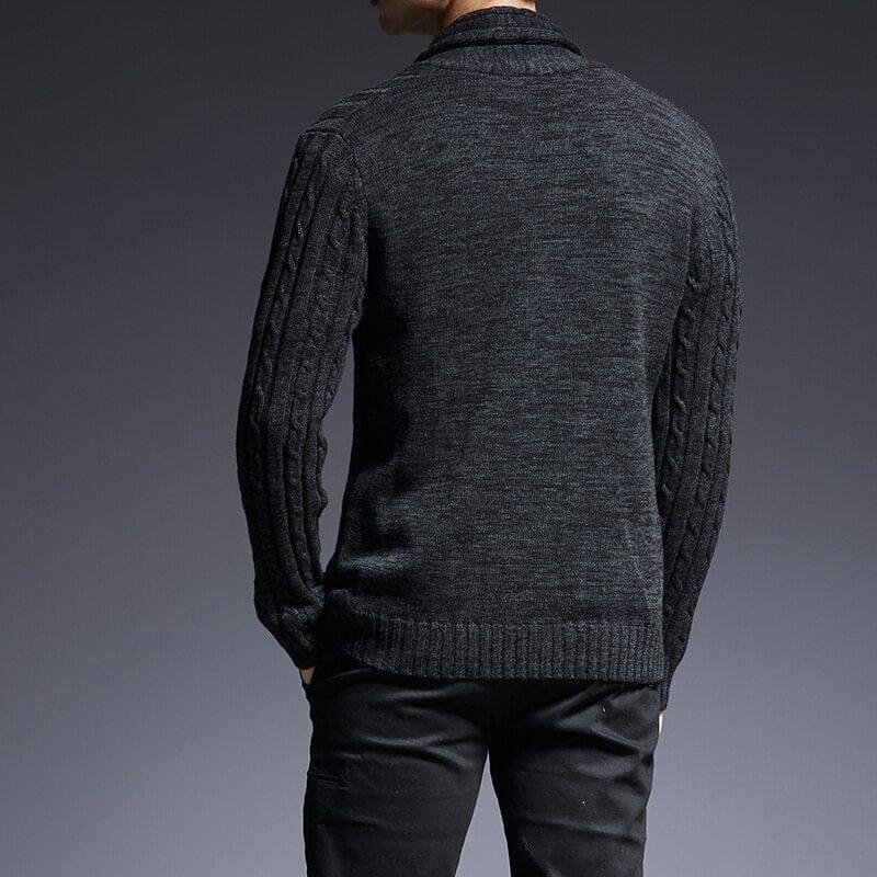 Cardigan Masculino em Algodão Pima Romenzi RZ641 em detalhe, peça elegante e resistente, feita em algodão Pima premium, ideal para looks casuais ou sociais.