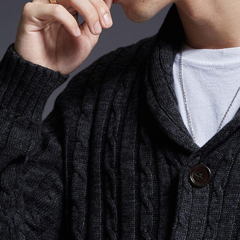 Cardigan Masculino em Algodão Pima Romenzi RZ641 em detalhe, peça elegante e resistente, feita em algodão Pima premium, ideal para looks casuais ou sociais.