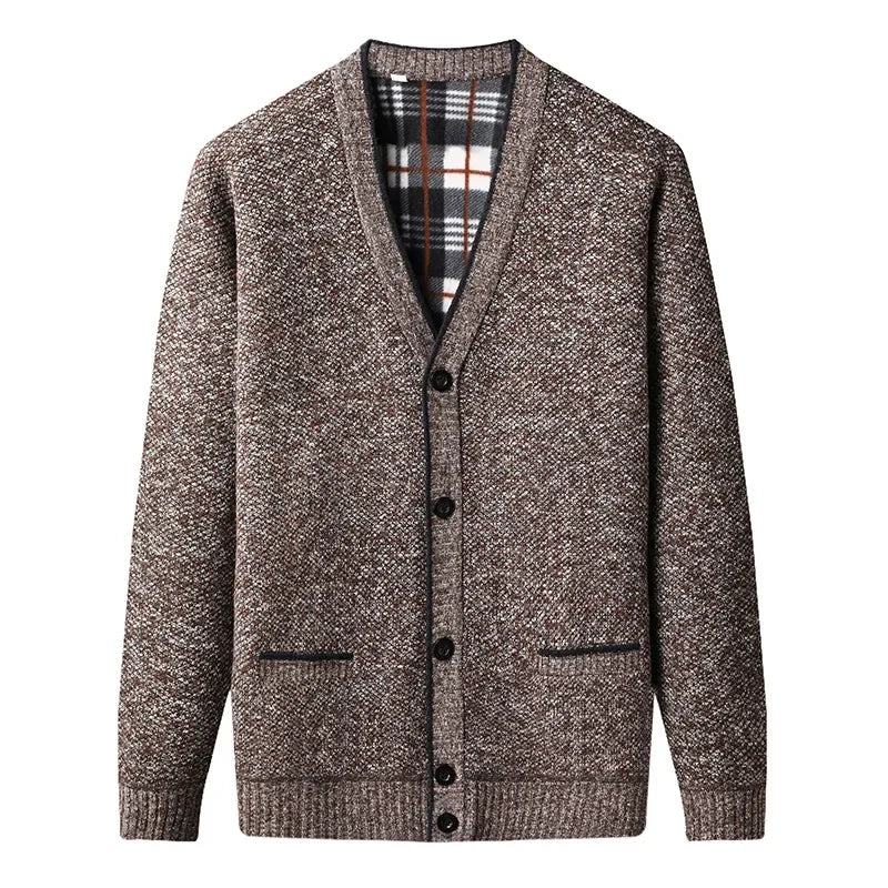 Cardigan Masculino em Lã Romenzi RZ643 em detalhe, peça sofisticada em lã premium com decote em V, versátil para looks casuais ou sociais.