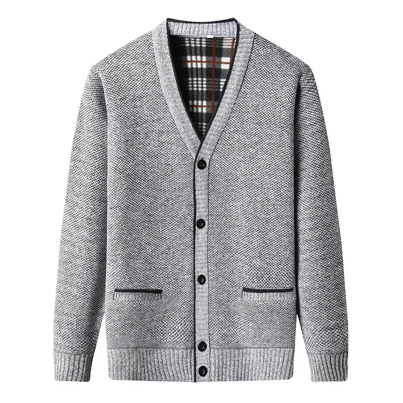 Cardigan Masculino em Lã Romenzi RZ643 em detalhe, peça sofisticada em lã premium com decote em V, versátil para looks casuais ou sociais.