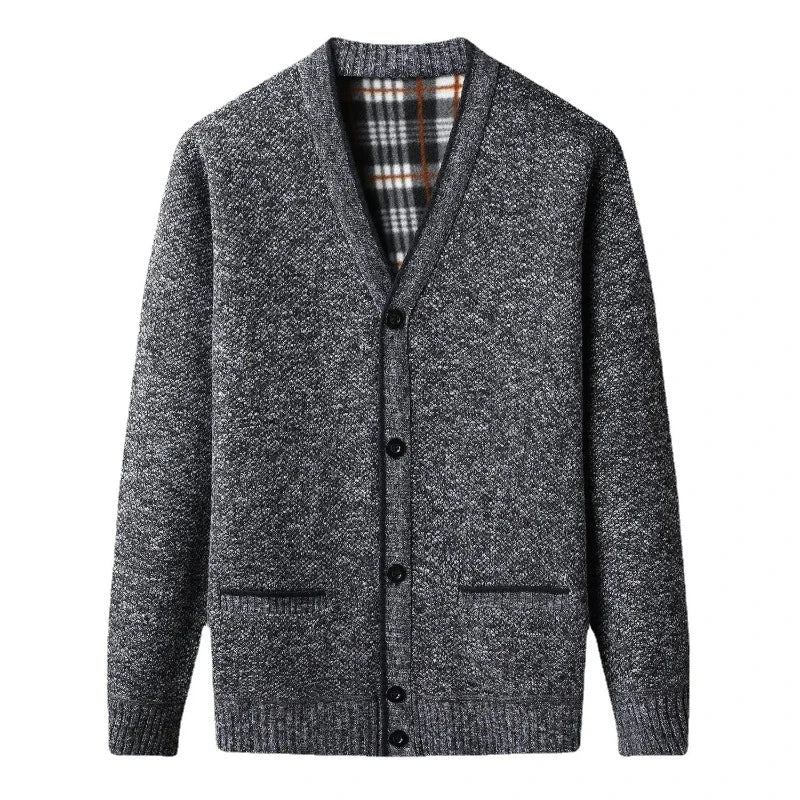 Cardigan Masculino em Lã Romenzi RZ643 em detalhe, peça sofisticada em lã premium com decote em V, versátil para looks casuais ou sociais.