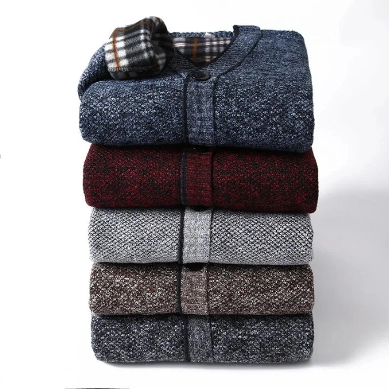 Cardigan Masculino em Lã Romenzi RZ643 em detalhe, peça sofisticada em lã premium com decote em V, versátil para looks casuais ou sociais.