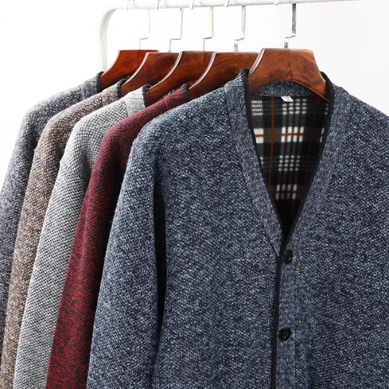 Cardigan Masculino em Lã Romenzi RZ643 em detalhe, peça sofisticada em lã premium com decote em V, versátil para looks casuais ou sociais.