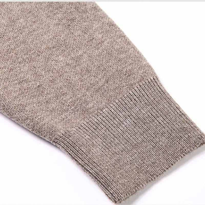 Cardigan Masculino Executivo Romenzi RZ642 em detalhe, peça sofisticada em lã e poliéster, ideal para compor looks profissionais e formais com elegância.