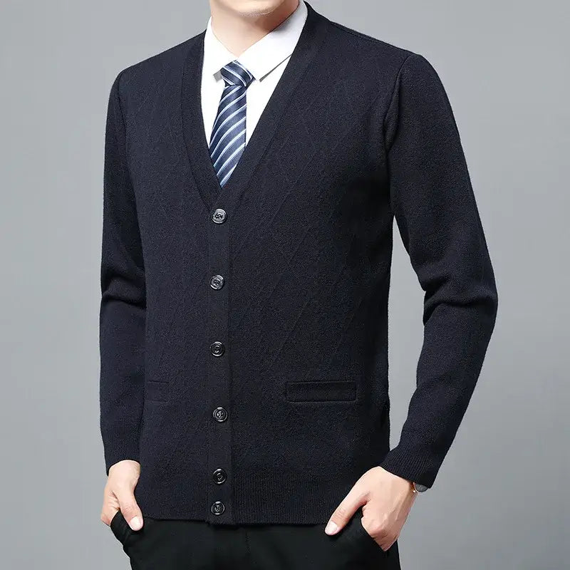 Cardigan Masculino Executivo Romenzi RZ642 em detalhe, peça sofisticada em lã e poliéster, ideal para compor looks profissionais e formais com elegância.