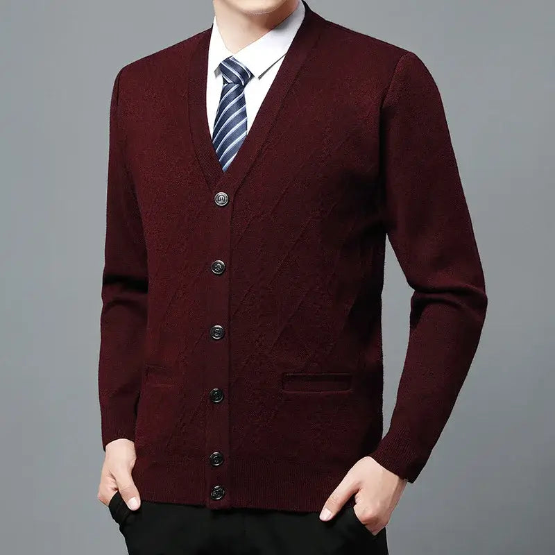 Cardigan Masculino Executivo Romenzi RZ642 em detalhe, peça sofisticada em lã e poliéster, ideal para compor looks profissionais e formais com elegância.
