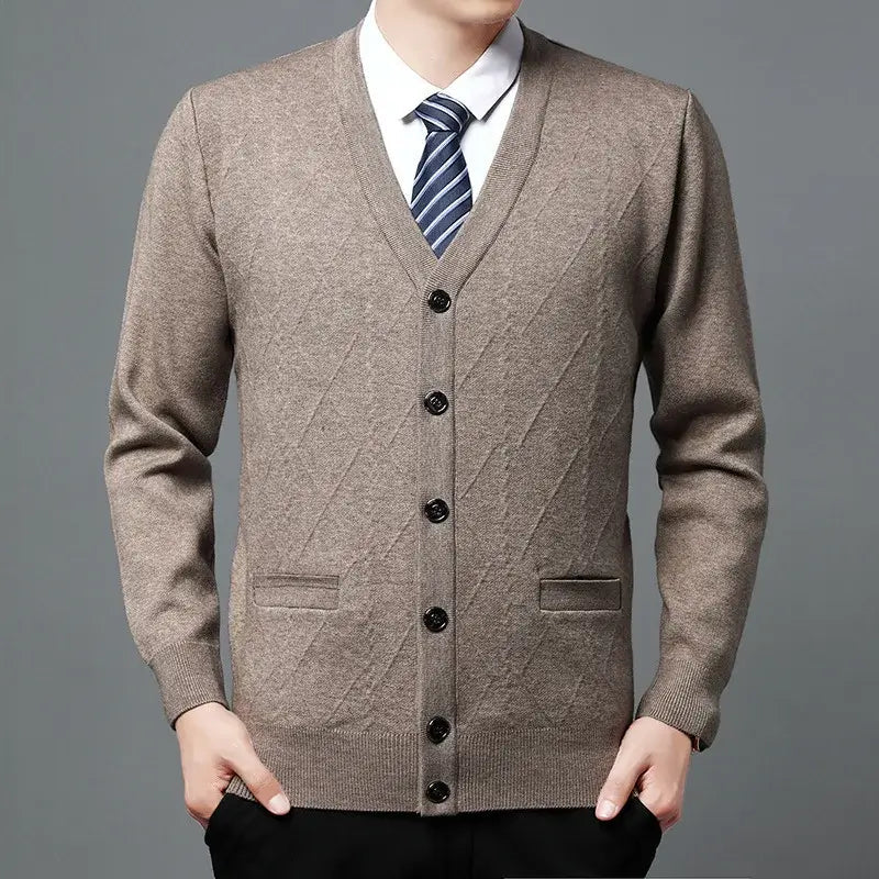 Cardigan Masculino Executivo Romenzi RZ642 em detalhe, peça sofisticada em lã e poliéster, ideal para compor looks profissionais e formais com elegância.