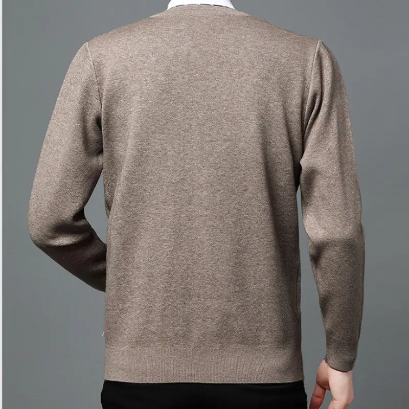 Cardigan Masculino Executivo Romenzi RZ642 em detalhe, peça sofisticada em lã e poliéster, ideal para compor looks profissionais e formais com elegância.