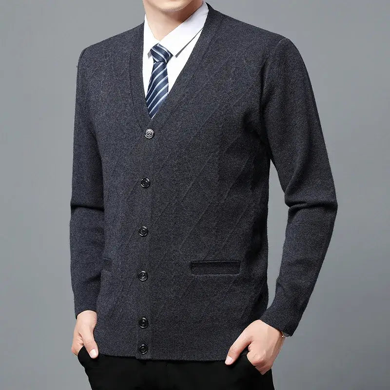Cardigan Masculino Executivo Romenzi RZ642 em detalhe, peça sofisticada em lã e poliéster, ideal para compor looks profissionais e formais com elegância.